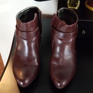 Boots (reddish brown)